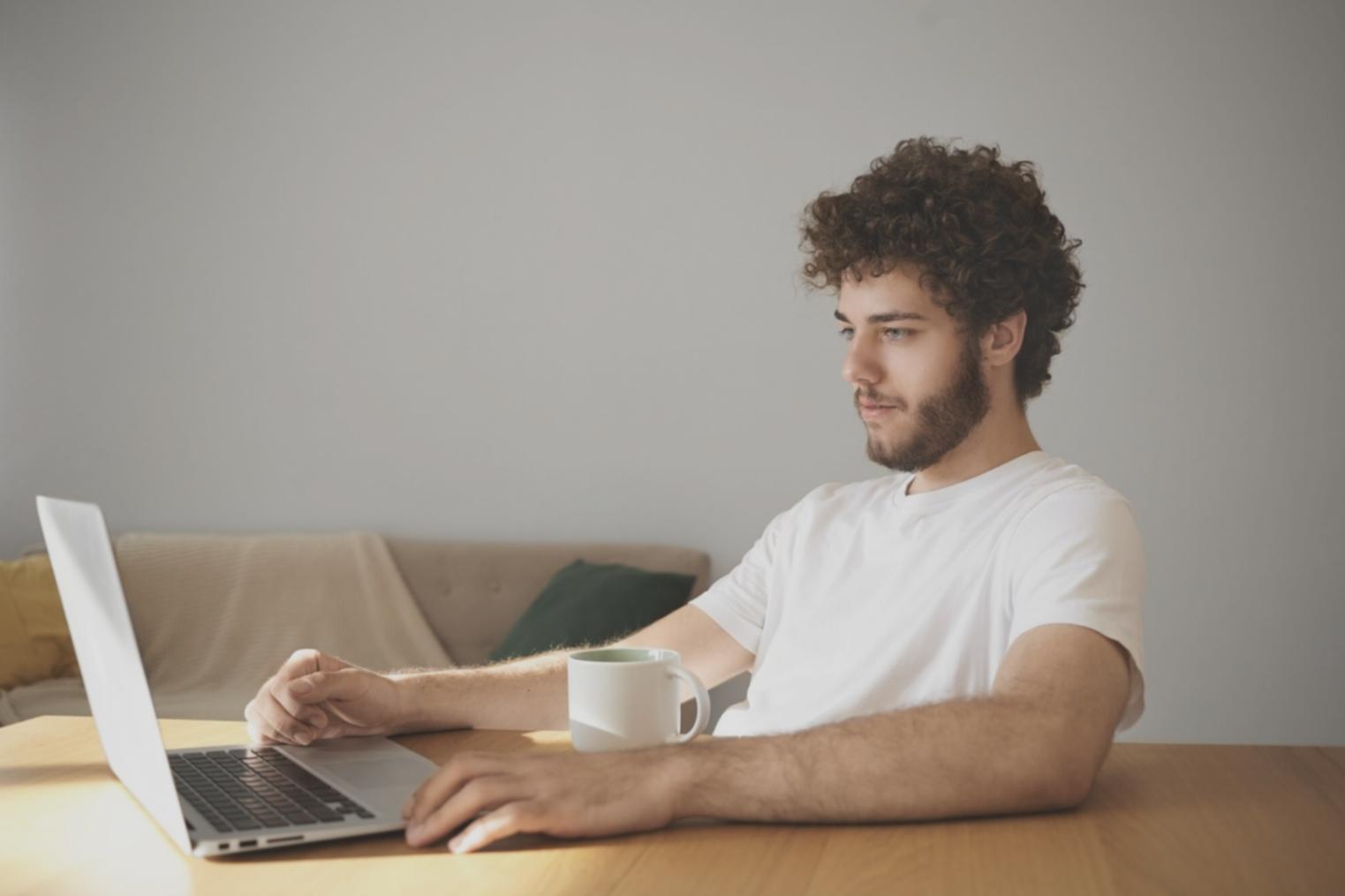 Specialist în analiză financiară lucrând cu date complexe